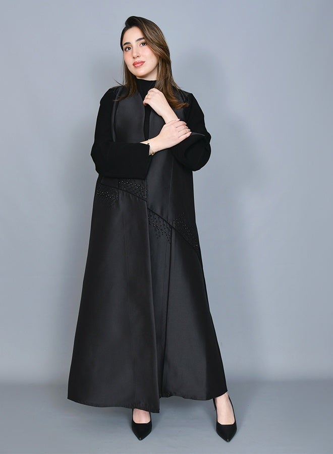 HAWRAA ABAYA Black abaya with an elegant design featuring delicate embellishment that adds a subtle touch of luxury - Image 3